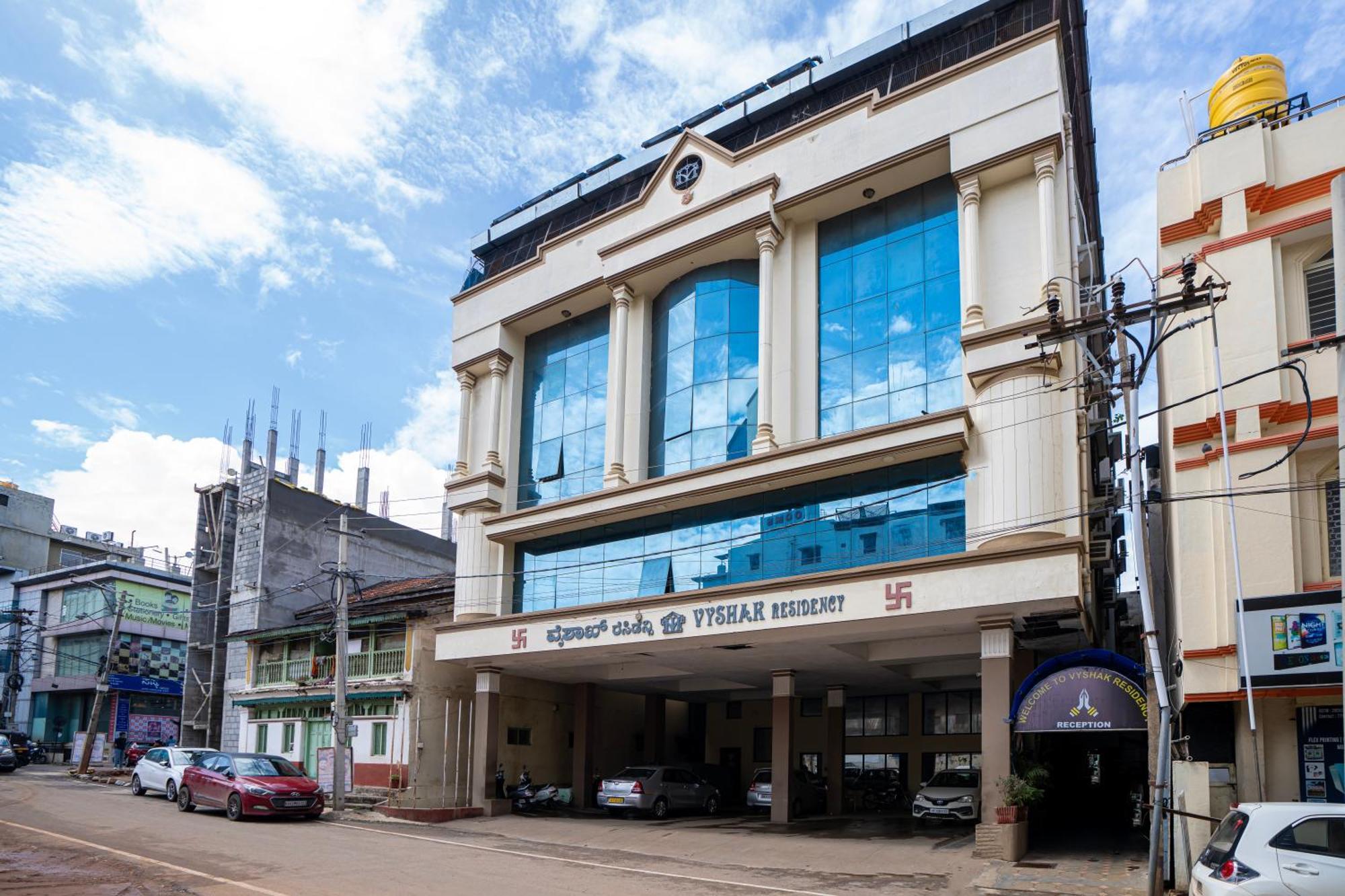 Hotel Vyshak Residency Mysore Bagian luar foto